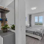 Navis, Sea View Apartment Makarska