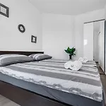 Apartment Navis, Sea View *