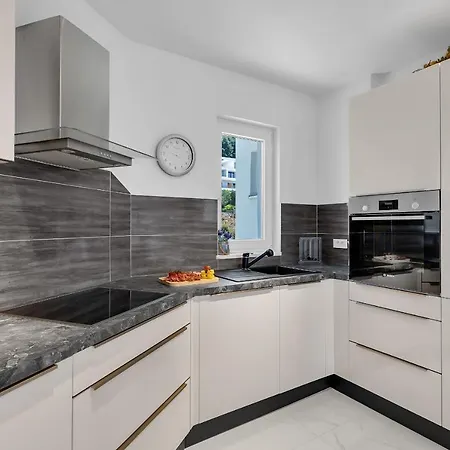 Navis, Sea View * ماكارسكا