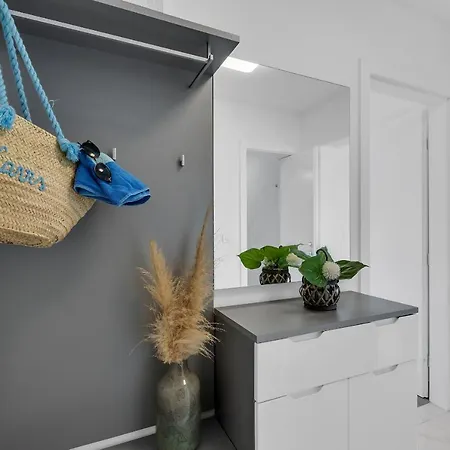 Navis, Sea View * マカルスカ